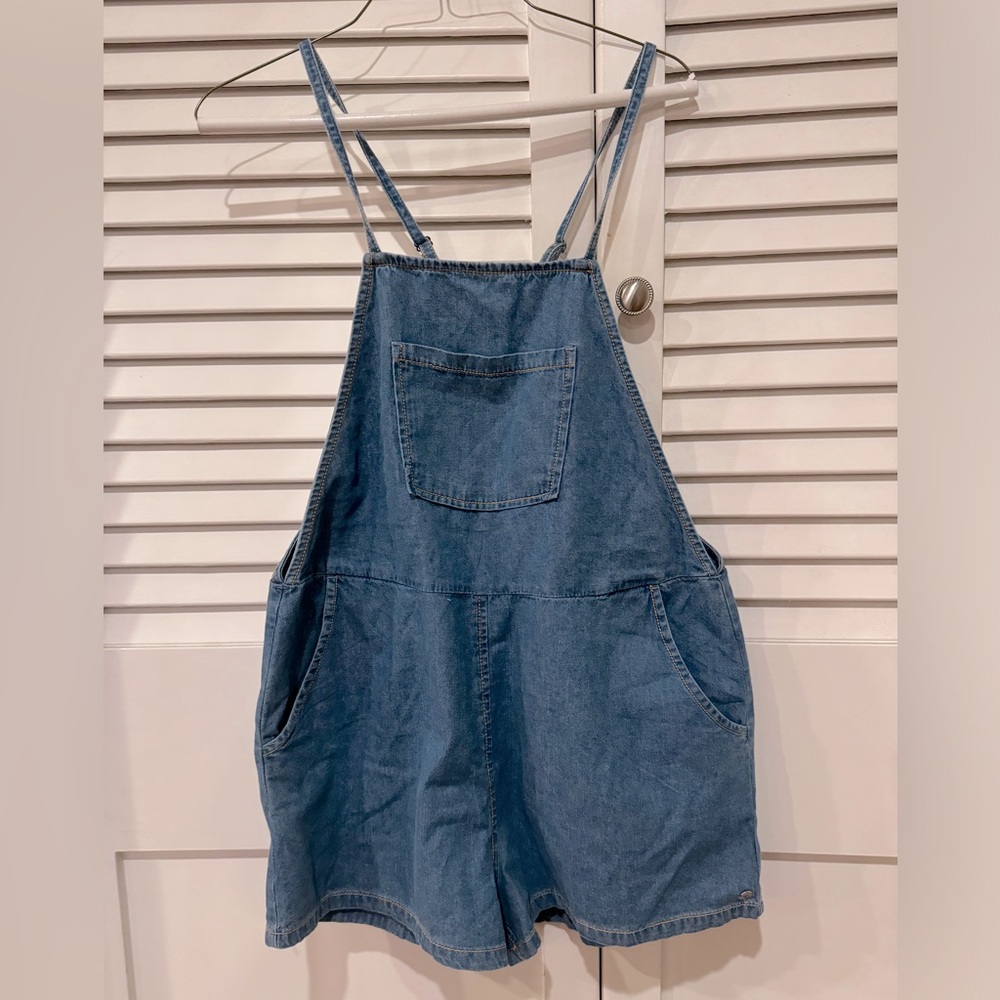 NEW Roxy Teen/Women’s Blue Denim One Piece overall/coverall shorts. Comfy! NWT.
